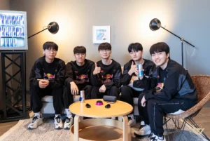 Peyz (thứ hai từ phải sang) đang cùng T1 tham dự giải showmatch của RedBull.